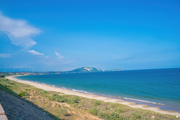 Vista aérea da cidade de Mui Ne Binh Thua com belo pôr do sol e tantos barcos Panorâmica costeira Mui Ne vista de cima com ondas litoral ruas coqueiros Phan Thiet