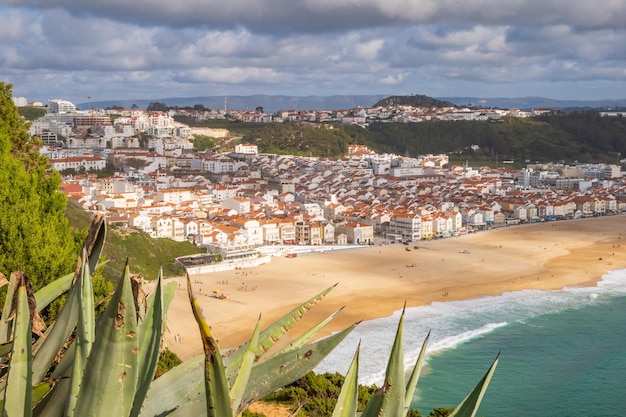 Foto vista aérea da cidade de nazaré e do oceano atlântico, portugal