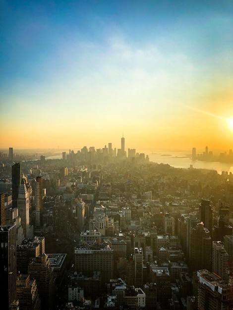 Vista aérea da cidade de Nova York durante o belo pôr do sol