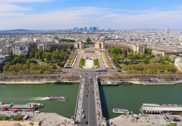 Vista aérea da cidade de Paris e do Rio Sena da Torre Eiffel. França. abril de 2019