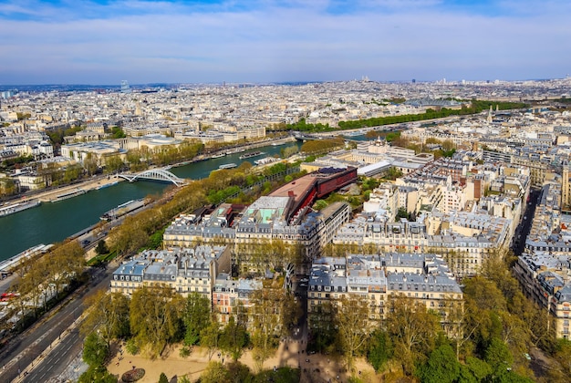 Vista aérea da cidade de Paris e do Rio Sena da Torre Eiffel. França. abril de 2019