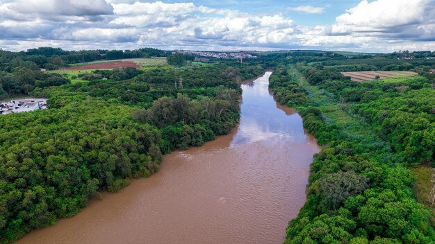 Foto vista aérea da cidade de piracicaba em são paulo brasil rio piracicaba com árvores