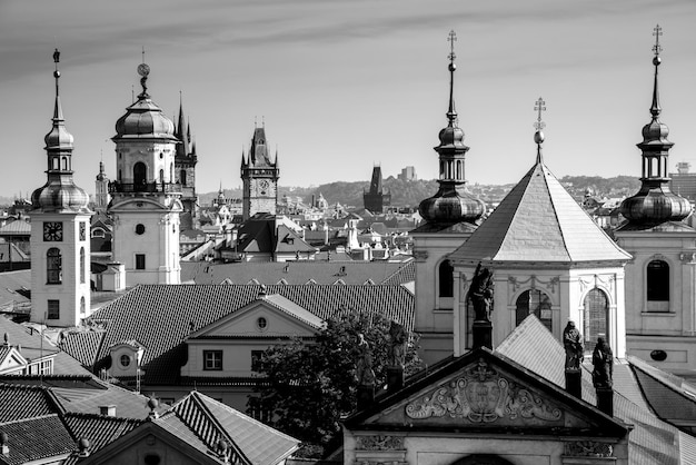 Vista aérea da cidade de Praga com telhados antigos no centro da cidade República Checa Viagem europeia a preto e branco