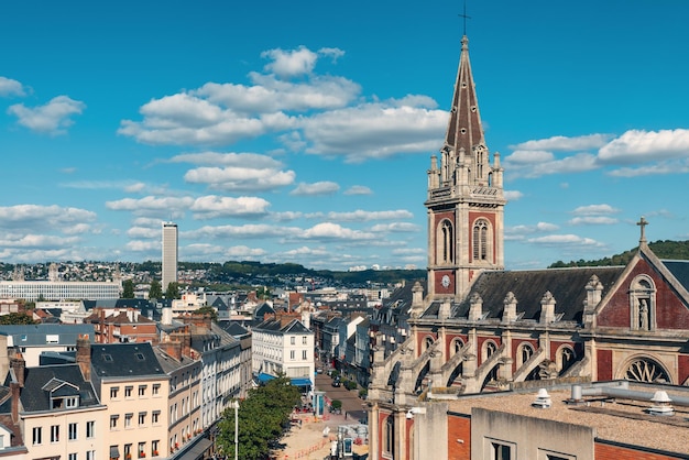 Foto vista aérea da cidade de rouen com a igreja de saint sever em um dia ensolarado arquitetura da normandia frança e