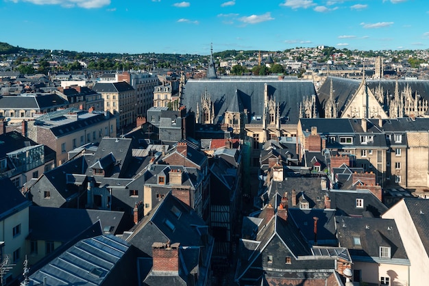 Foto vista aérea da cidade de rouen com telhados pretos em um dia ensolarado arquitetura da normandia frança e