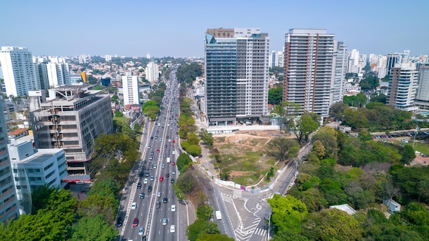 Vista aérea da cidade de São Paulo, Brasil. No bairro da Vila Clementino, 23 de Maio