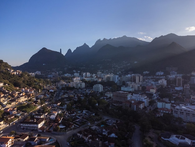 Vista aérea da cidade de Teresópolis Montanhas e colinas com céu azul e muitas casas na região serrana do Rio de Janeiro Brasil Foto de drone Araras Teresópolis Dia ensolarado Pôr do sol