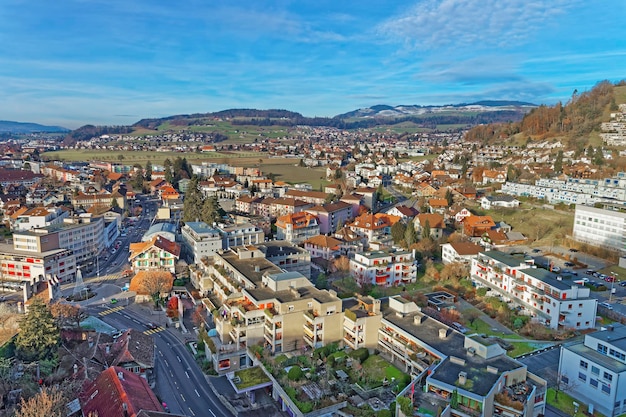 Vista aérea da cidade de thun e montanhas. thun é uma cidade no cantão de berna, na suíça, onde o rio aare deságua no lago thun.