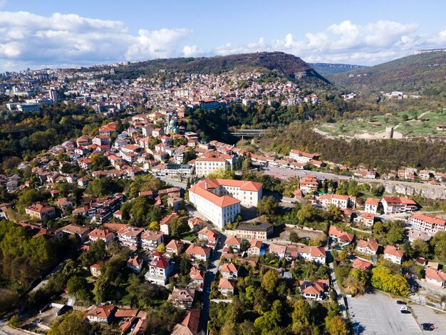 Foto vista aérea da cidade de veliko tarnovo, na bulgária