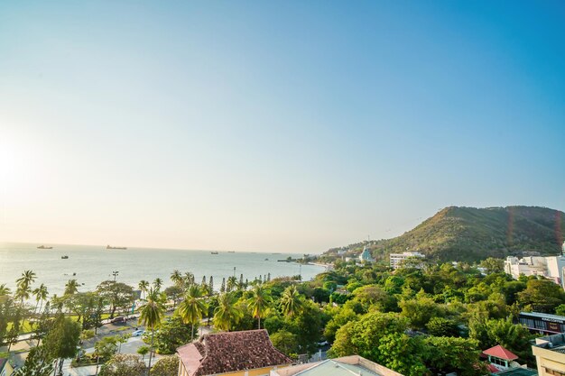 Vista aérea da cidade de Vung Tau com belo pôr do sol e tantos barcos Vista panorâmica costeira de Vung Tau de cima com ondas do litoral ruas coqueiros e montanha Tao Phung no Vietnã