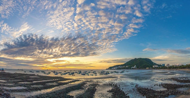 Vista aérea da cidade de Vung Tau com belo pôr do sol e tantos barcos Vista panorâmica costeira de Vung Tau de cima com ondas do litoral ruas coqueiros e montanha Tao Phung no Vietnã