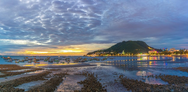 Vista aérea da cidade de Vung Tau com belo pôr do sol e tantos barcos Vista panorâmica costeira de Vung Tau de cima com ondas do litoral ruas coqueiros e montanha Tao Phung no Vietnã