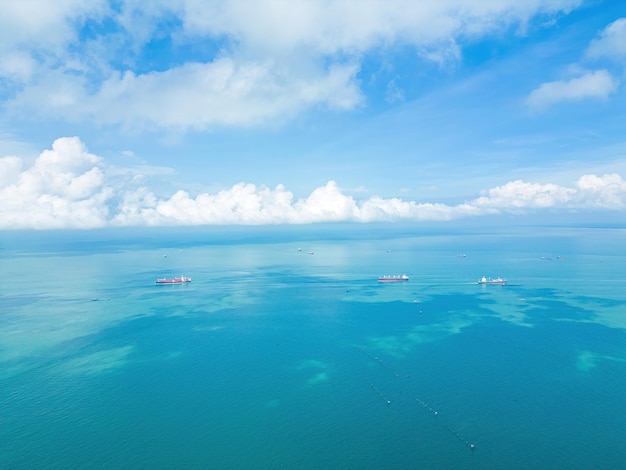 Vista aérea da cidade de Vung Tau com belo pôr do sol e tantos barcos Vista panorâmica costeira de Vung Tau de cima com ondas do litoral ruas coqueiros e montanha Tao Phung no Vietnã