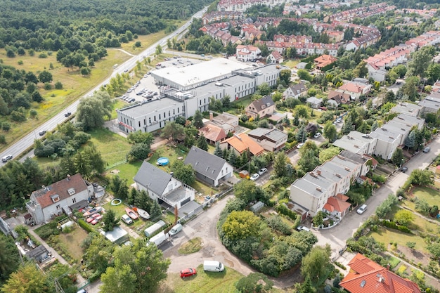 Vista aérea da cidade de wroclaw, áreas residenciais, horário de verão