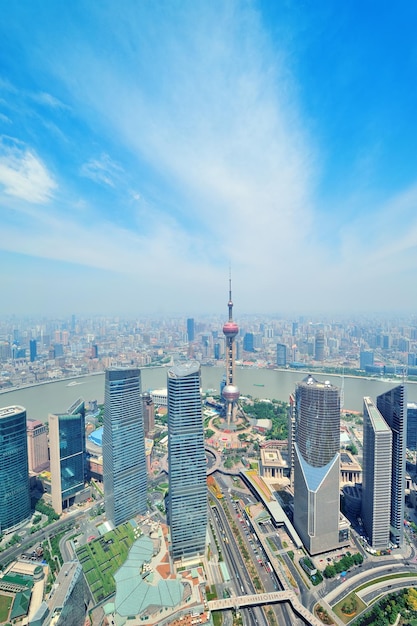 Vista aérea da cidade de Xangai durante o dia com céu azul e nuvem com Oriental Pearl Tower