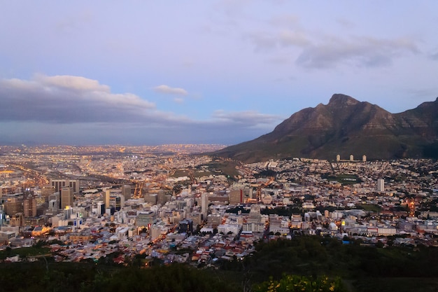 Vista aérea da Cidade do Cabo de Signal Hill. Cidade moderna da África do Sul com panorama noturno
