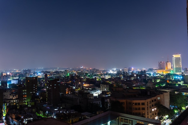 Vista aérea da cidade do cairo à noite ao longo do rio nilo skyline da cidade africana do egito