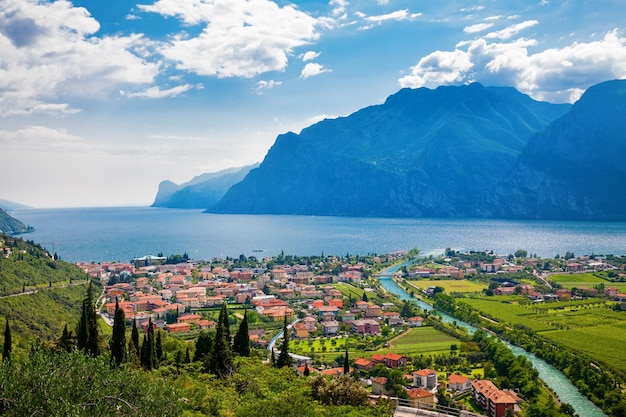 Vista aérea da cidade dos rios Nago Torbole e Sarca, lago Garda, Trentino, Itália