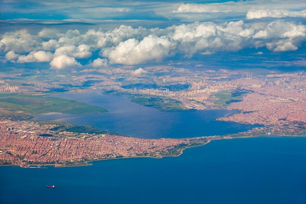 Vista aérea da cidade e dia ensolarado do mar