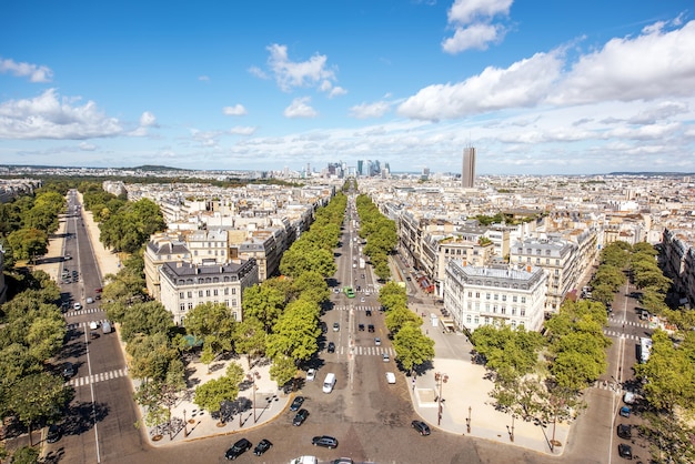 Vista aérea da cidade em grande angular nos belos edifícios e avenidas perto do Arco do Triunfo com arranha-céus no horizonte em Paris