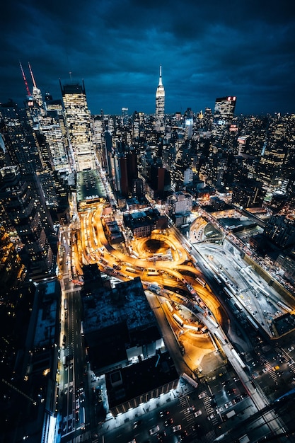 Vista aérea da cidade iluminada à noite