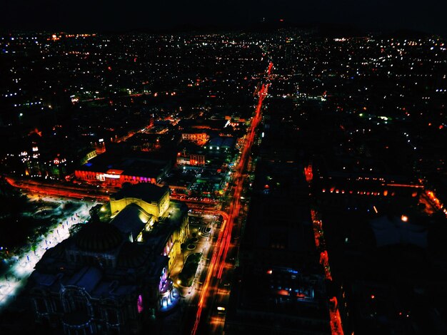 Foto vista aérea da cidade iluminada à noite