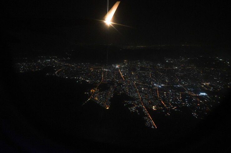 Foto vista aérea da cidade iluminada contra o céu à noite