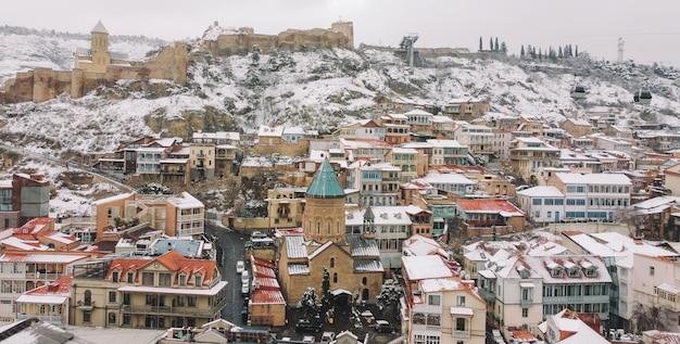 Vista aérea da cidade nevada de Tbilisi