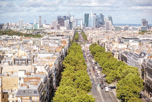 Vista aérea da cidade no distrito comercial com arranha-céus durante o dia ensolarado em Paris