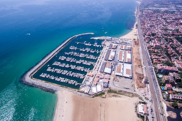 Foto vista aérea da cidade pelo mar