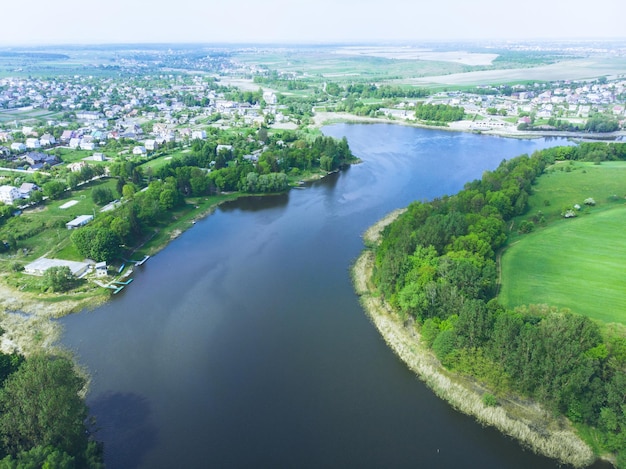 Vista aérea da cidade pequena do rio no fundo
