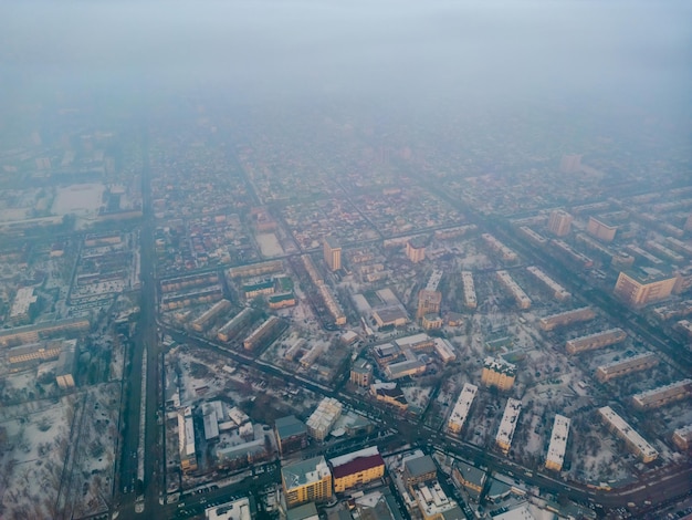 Vista aérea da cidade poluída coberta de poluição