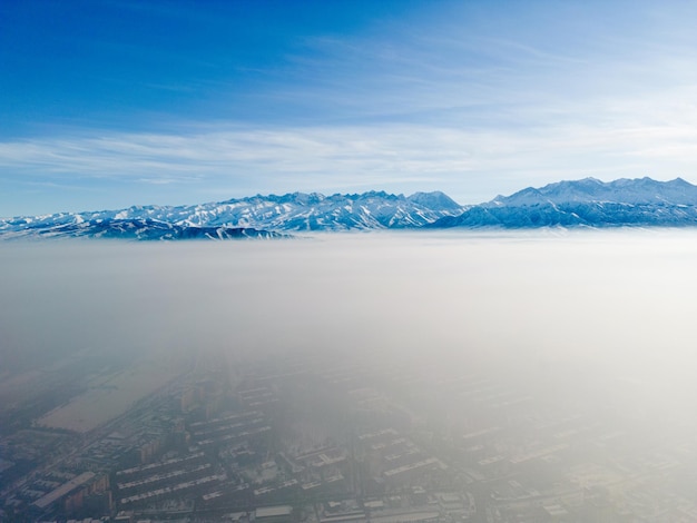 Vista aérea da cidade poluída coberta de poluição