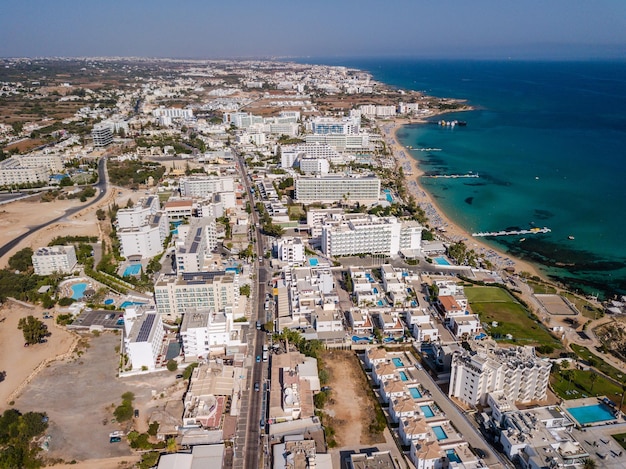 Vista aérea da cidade turística com mar azul