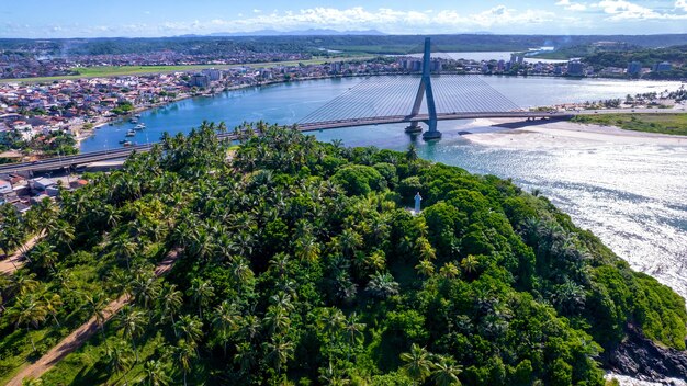 Vista aérea da cidade turística de Ilhéus, no centro histórico da cidade da Bahia, com a famosa ponte ao fundo