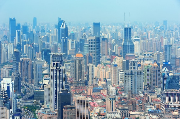 Vista aérea da cidade urbana de Xangai com arranha-céus.