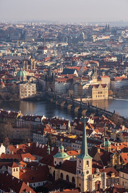 Vista aérea da cidade velha com a Ponte Carlos em Praga.