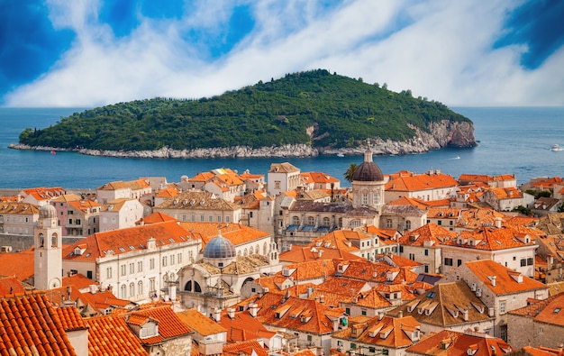 Vista aérea da cidade velha de Dubrovnik com a ilha Lokrum à distância, Croácia