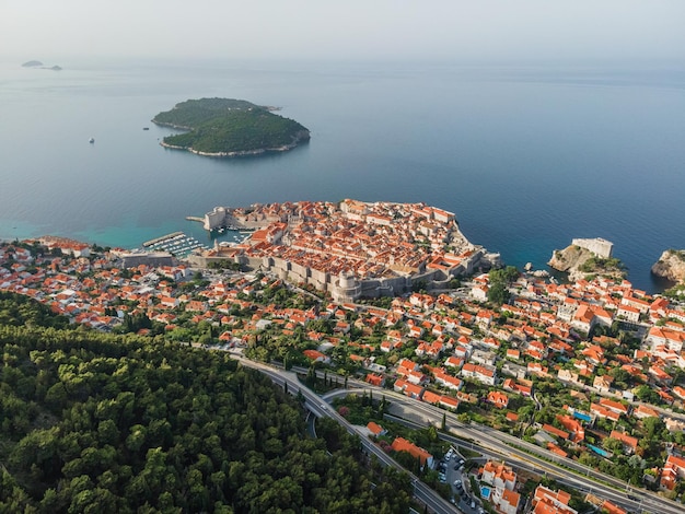 Vista aérea da cidade velha de Dubrovnik Croácia com telhados laranja e mar Adriático feito com drone destino de férias de verão