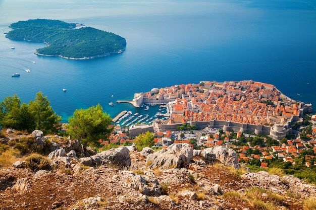 Vista aérea da cidade velha de Dubrovnik e da Ilha de Lokrum, Dalmácia do Sul, Croácia