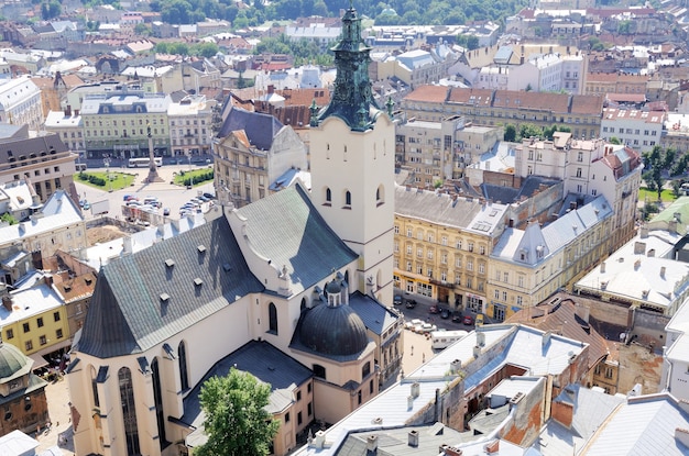 Vista aérea da cidade velha de Lviv com a catedral dominicana no centro, cidade de Lviv, Ucrânia