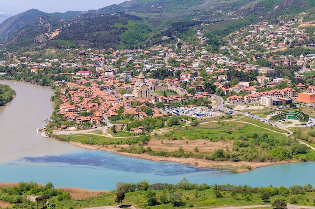 Vista aérea da cidade velha de Mtskheta e confluência dos rios Kura e Aragvi na Geórgia