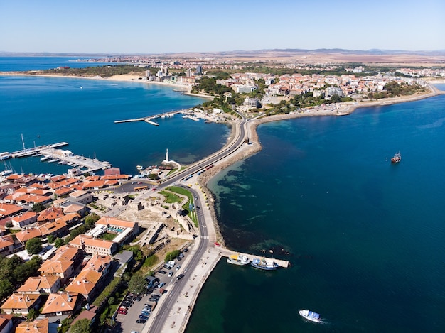 Vista aérea da cidade velha de Nessebar, do Mar Negro, do resort e das montanhas de Sunny Beach, Bulgária