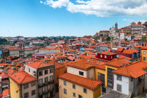 Vista aérea da cidade velha do porto com edifícios de telhados laranja arquitetura medieval portuguesa de