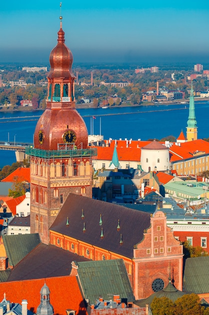 Vista aérea da cidade velha e Daugava, Riga, Letônia