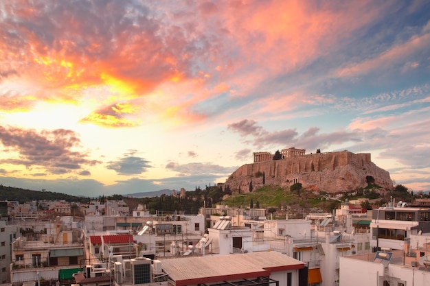 Vista aérea da Colina da Acrópole, coroada com o Partenon ao pôr do sol maravilhoso em Atenas, Grécia