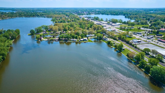 Foto vista aérea da comunidade de serene suburban lake, em varsóvia, indiana