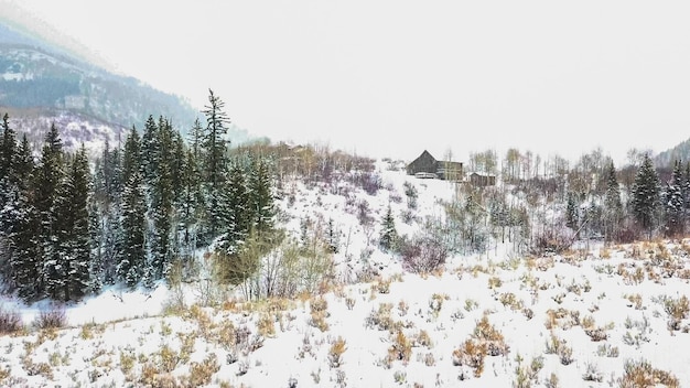 Vista aérea da comunidade rural de montanha no inverno.