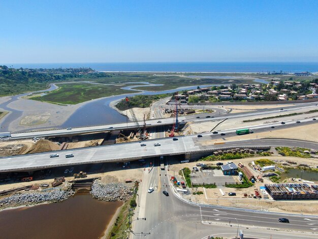 Vista aérea da construção da ponte rodoviária sobre o pequeno rio San Diego Califórnia EUA