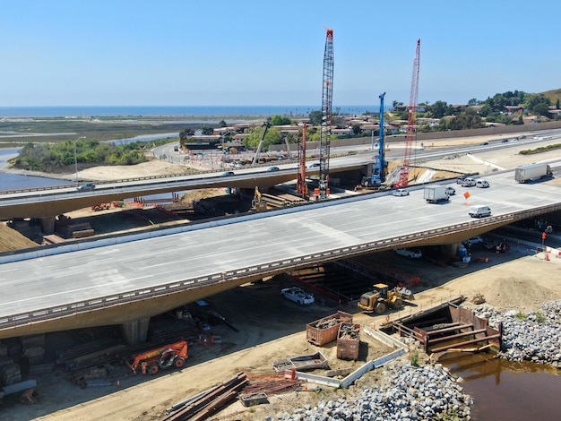 Vista aérea da construção da ponte rodoviária sobre o pequeno rio San Diego Califórnia EUA